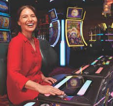 Tampilan antarmuka kasino langsung higgs777 yang menampilkan meja baccarat dengan dealer profesional